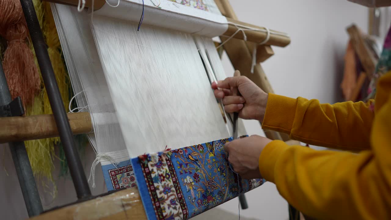 慢镜头女人的手在织布机土耳其视频下载