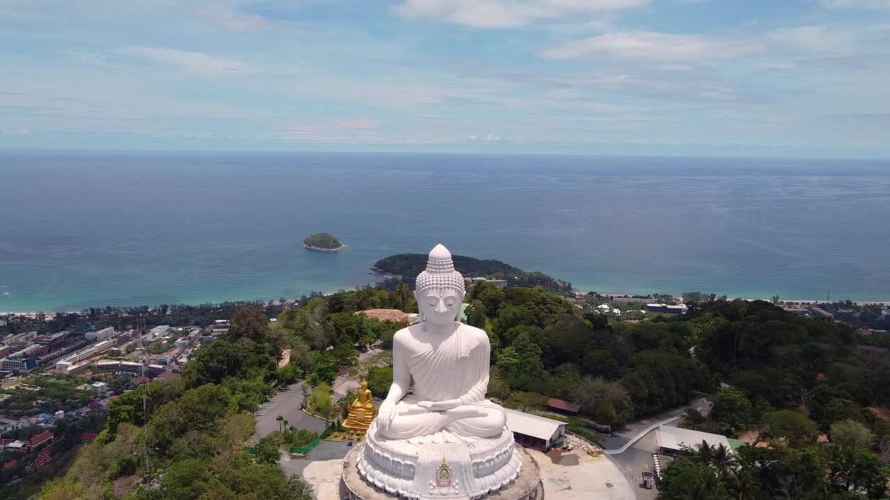 大佛建在泰国普吉岛的一座高山上，从远处就可以看到。视频素材