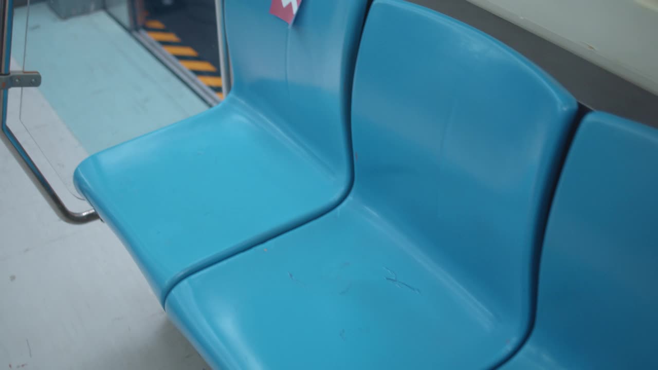 紧急状态地铁列车的空座位视频素材