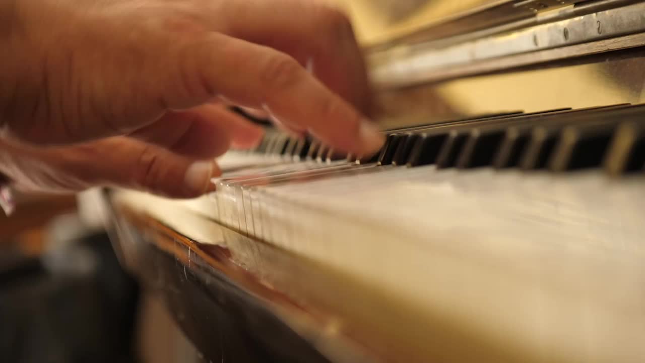 钢琴键盘上的手的特写视频素材