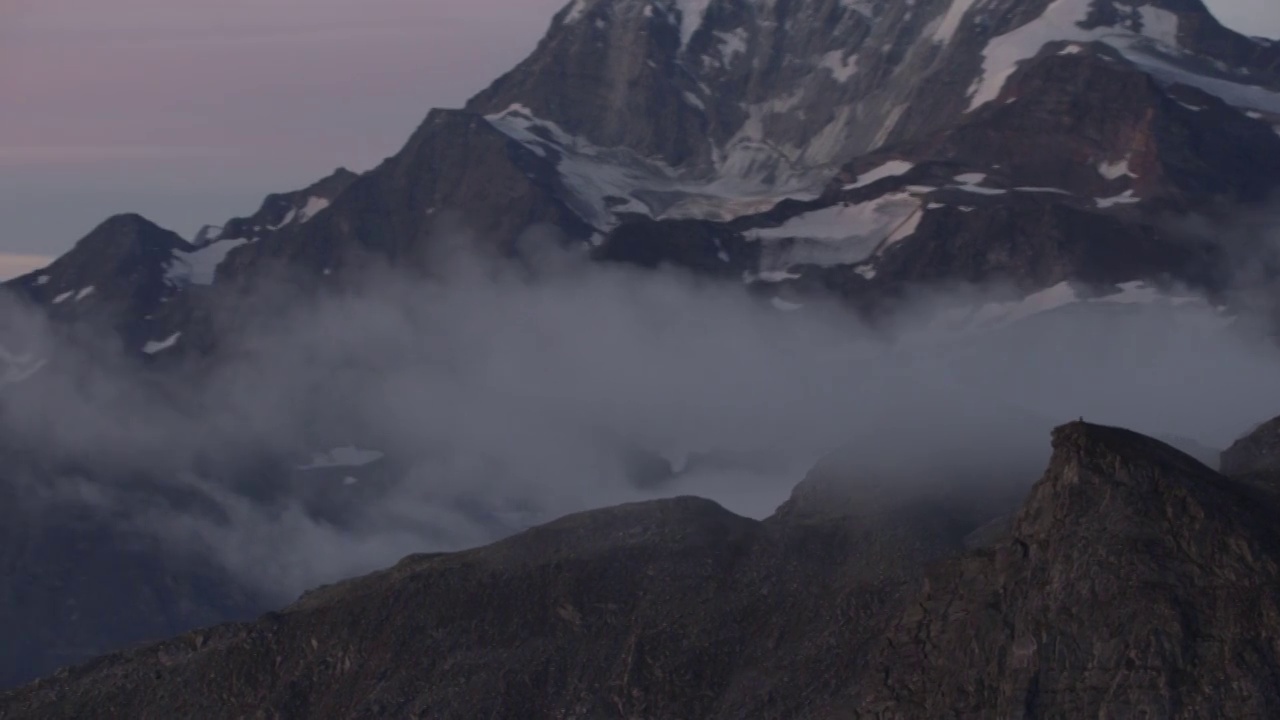 日出时环绕瑞士阿尔卑斯山山脉的鸟瞰图。视频素材