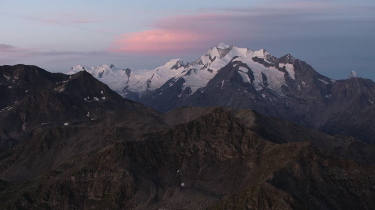 日出时瑞士阿尔卑斯山冰川的航拍照片。视频素材