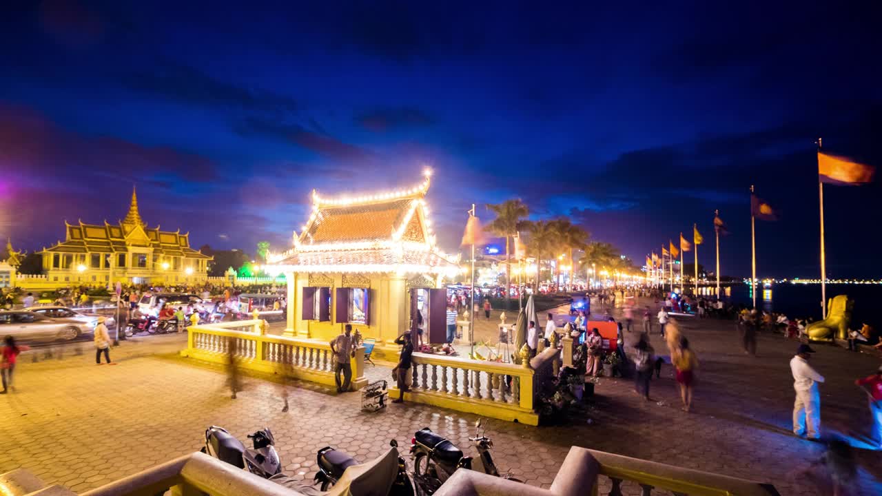 柬埔寨金边银塔附近的寺庙夜景视频下载