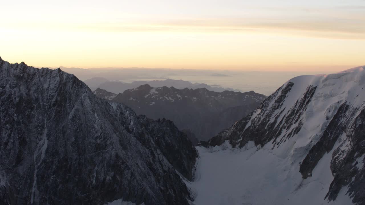 鸟瞰瑞士阿尔卑斯山脉的一系列山脉，日出后的清晨。视频下载