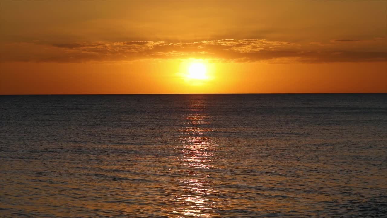 壮丽的海湾日落环线视频素材