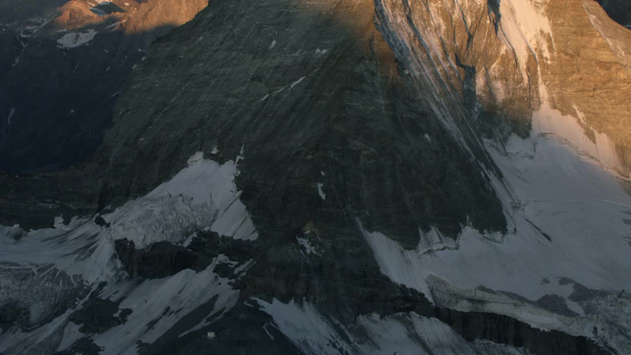 日出后的清晨，马特洪峰一侧的鸟瞰图。视频下载