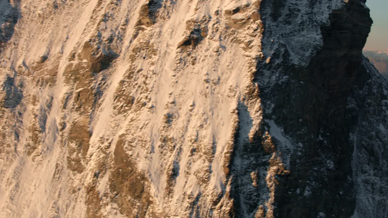 空中拍摄，沿着马特洪峰的一侧飞行视频下载