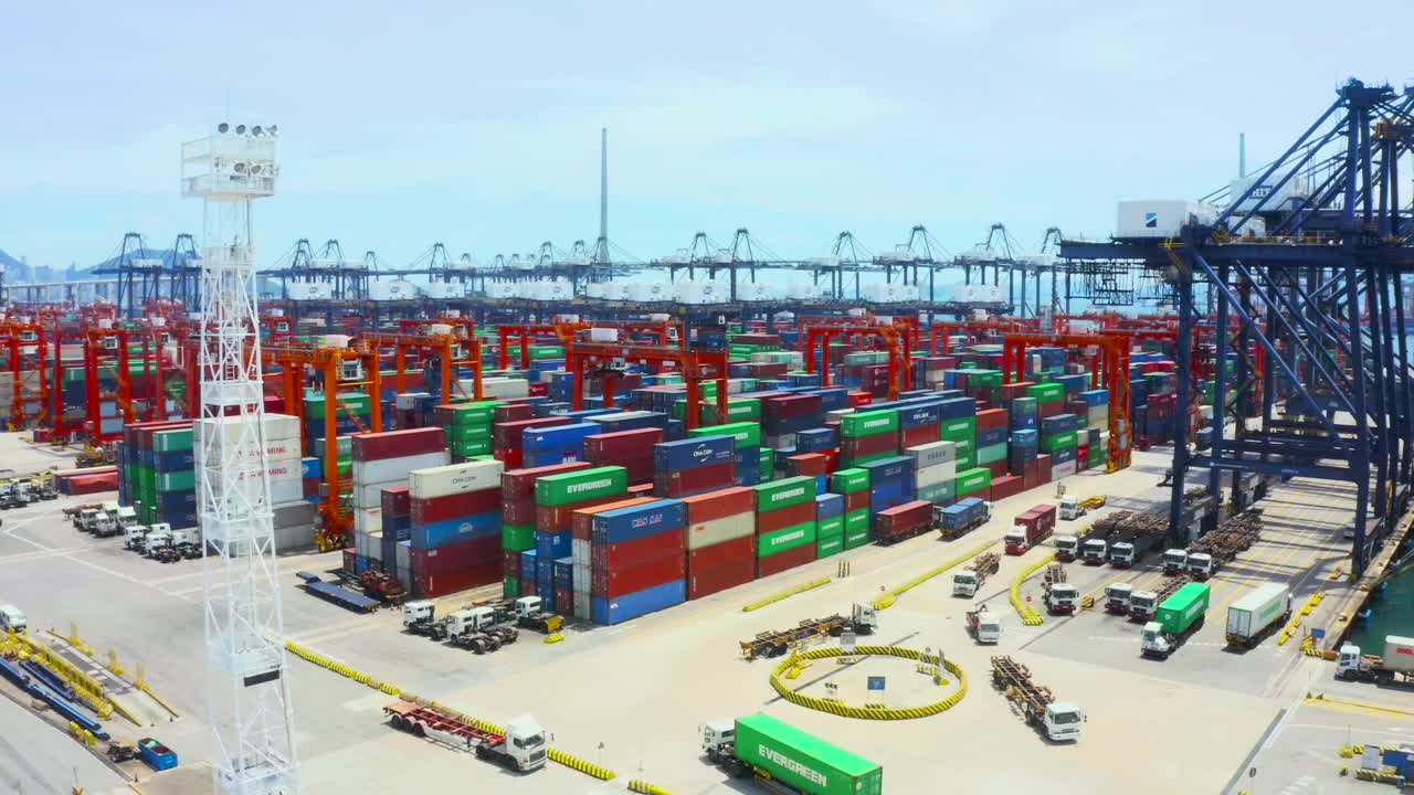 航运业货物商业物流业鸟瞰图巨大的工业港口与集装箱。视频下载
