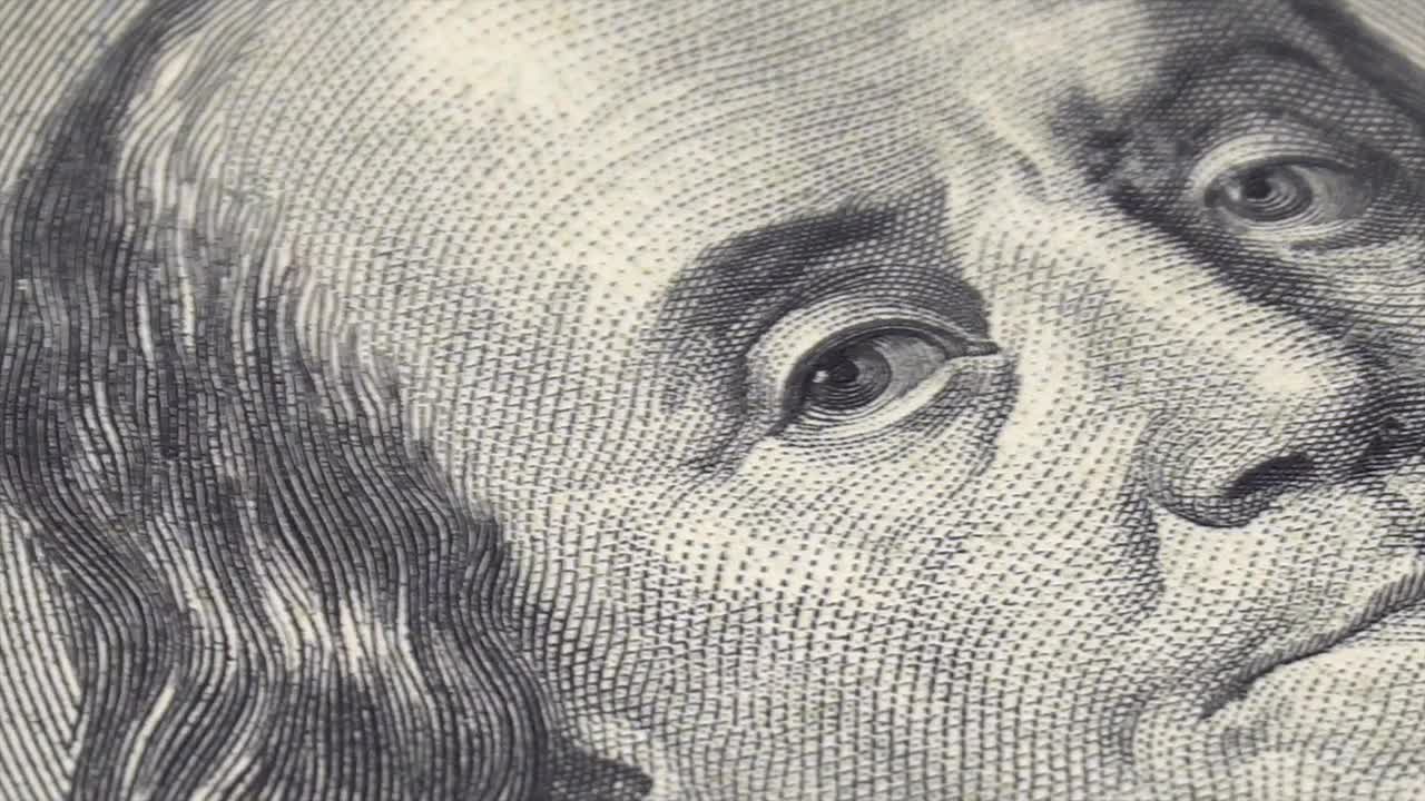富兰克林总统的肖像在一百美元轮换。微距镜头。视频购买