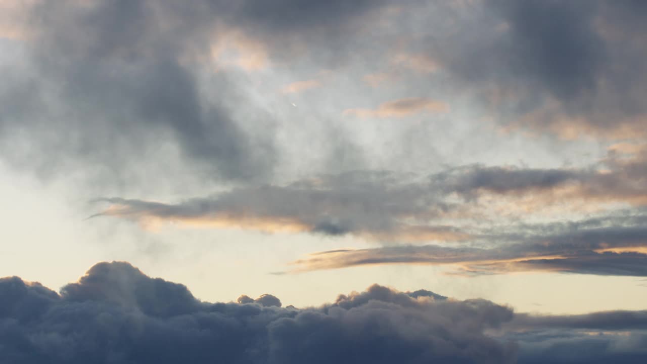 空中拍摄的云层中远远高于瑞士阿尔卑斯山在日出。视频素材