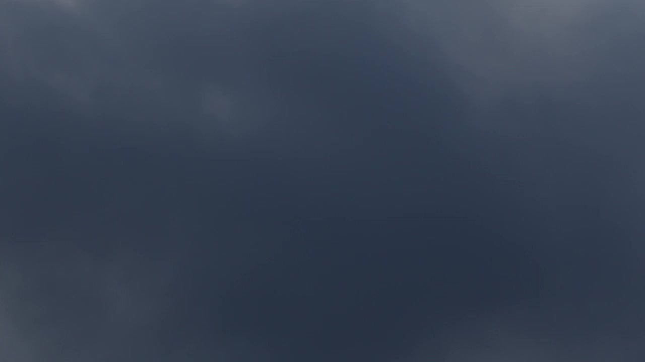 空中拍摄的云层中远远高于瑞士阿尔卑斯山在日出。视频素材