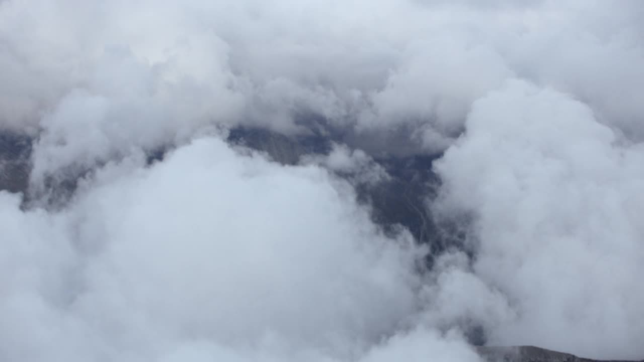 航拍盘旋在云层之上的瑞士阿尔卑斯山视频素材