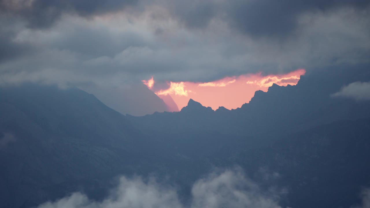 鸟瞰图的一个朦胧的山脉在瑞士阿尔卑斯山在日出。视频素材