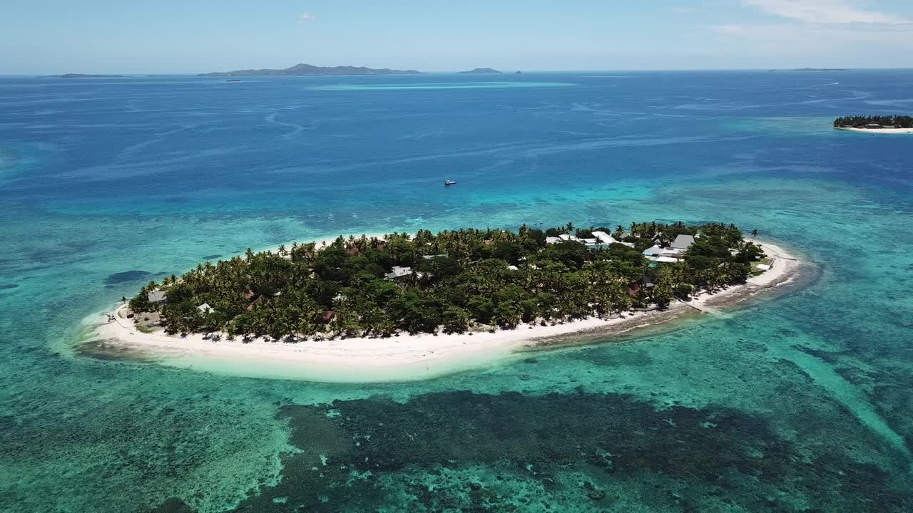 无人机飞越斐济的一个小岛。视频下载