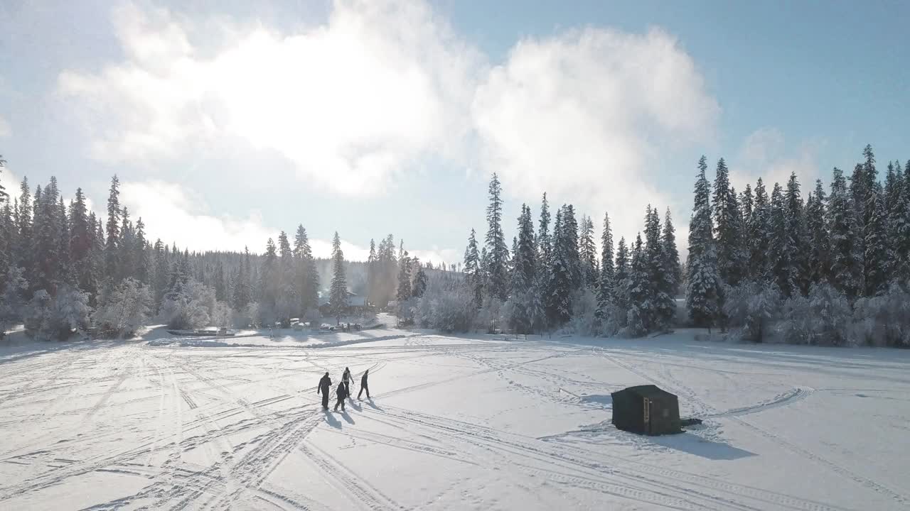 无人机射击-家庭雪鞋返回度假村视频素材