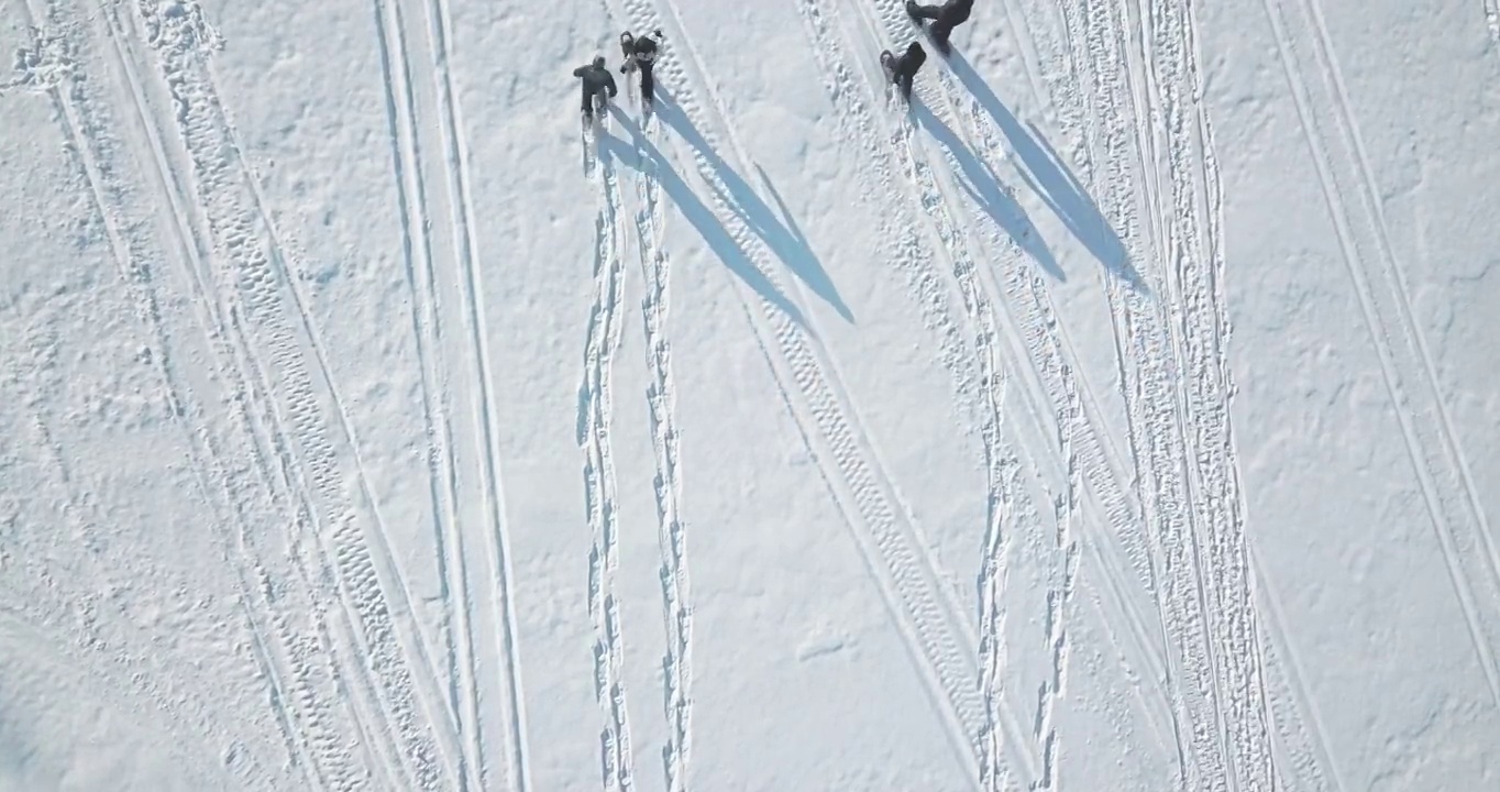 无人机从家庭雪地靴上方拍摄视频素材
