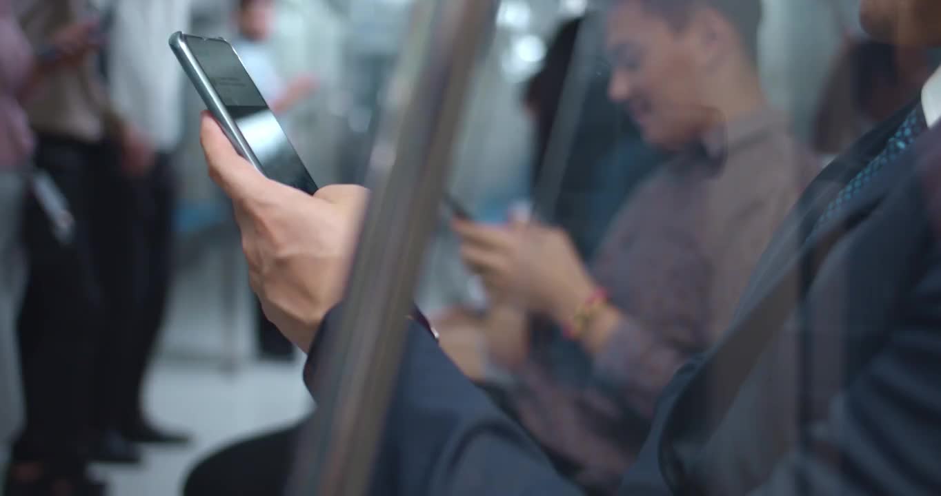 商人在乘坐地铁期间使用智能手机，特写视频素材