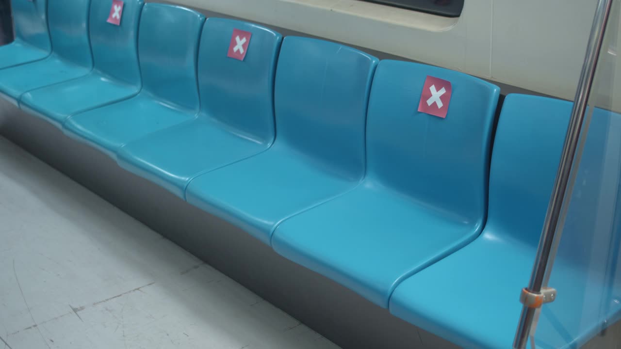地铁乘客遵循社会距离规则视频下载