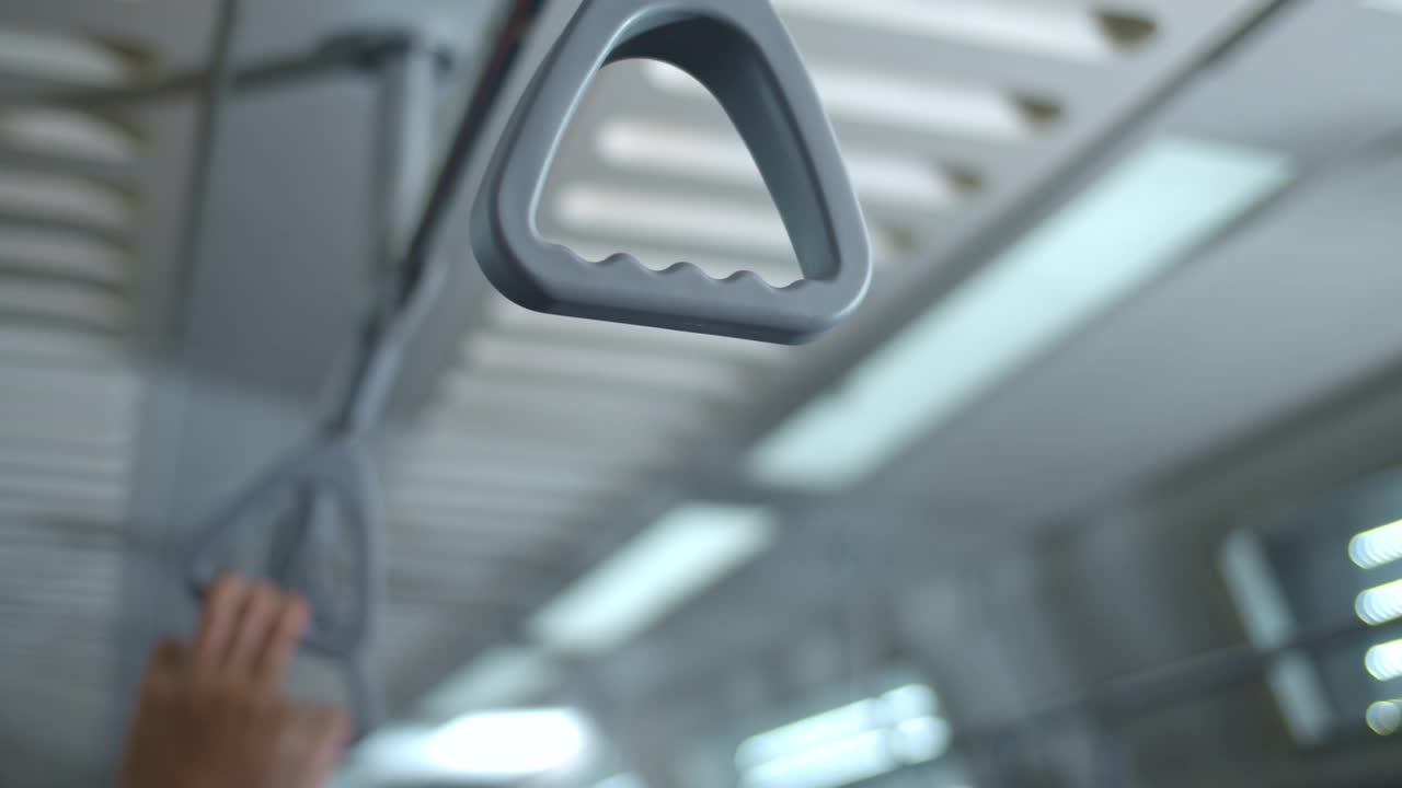 地铁扶手或抓地手的特写，慢动作视频素材