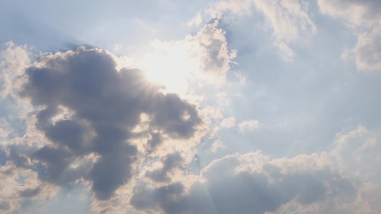 美丽的云彩和阳光冲破云层。视频素材