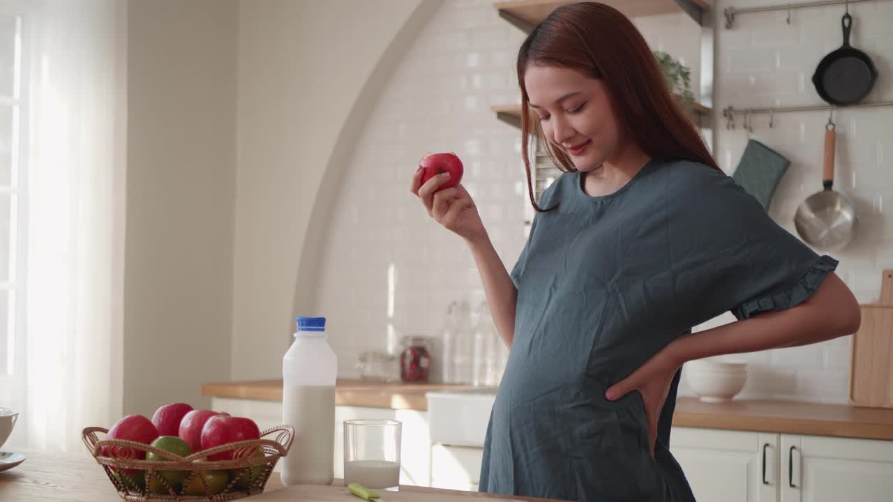 孕妇在吃苹果视频素材
