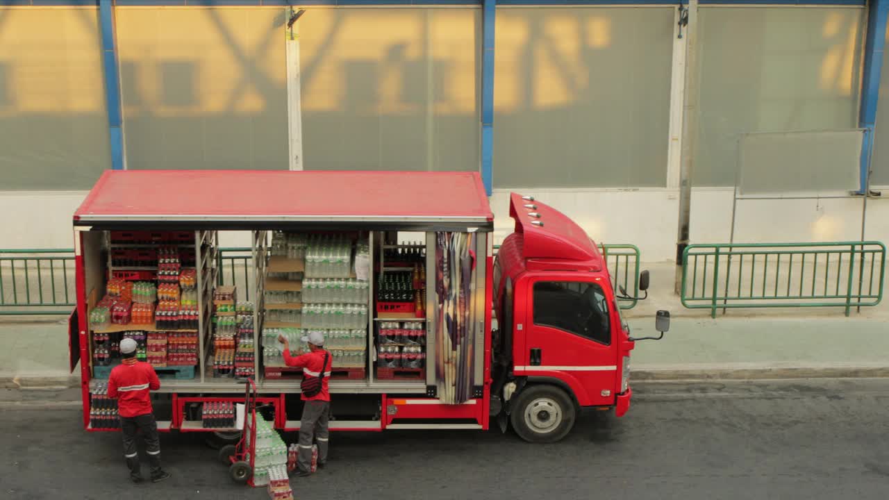在曼谷科罗纳病毒大流行期间，卡车司机运送良好，卸卡车时戴着口罩。服务交付。视频下载