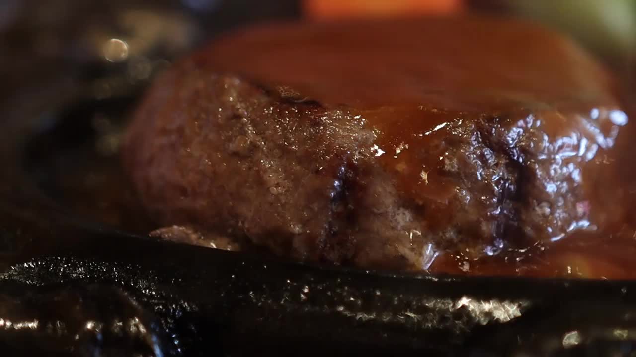 日本的汉堡牛排配半浇酱汁视频素材