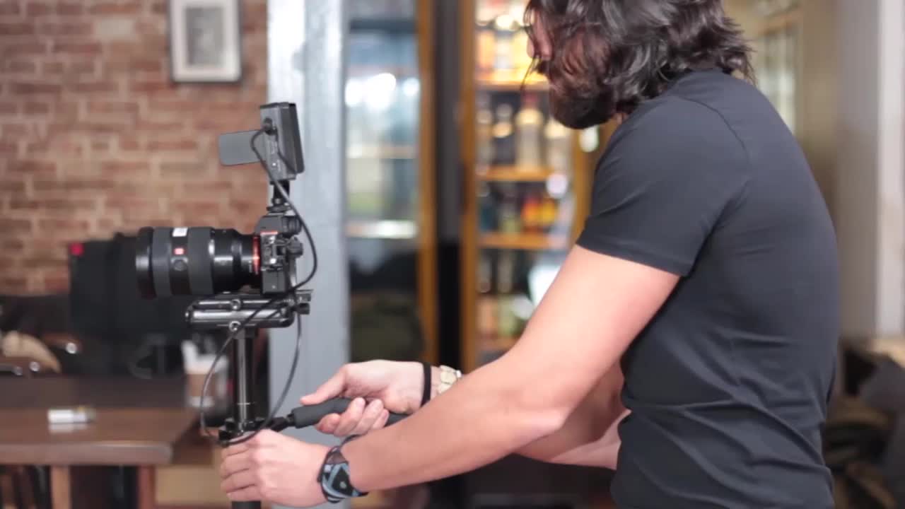 电影导演使用摄影机视频素材