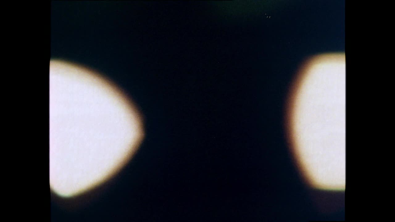 汽车的前灯在晚上聚焦;1978视频下载