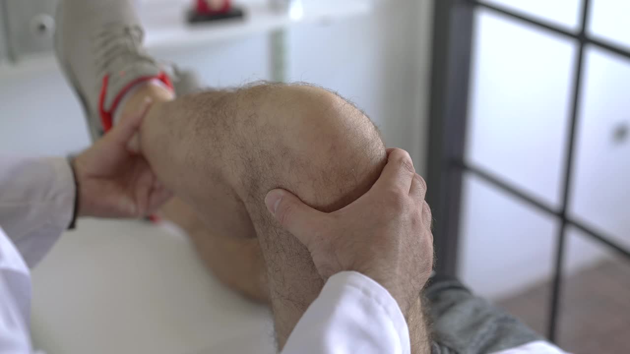 在理疗师办公室为膝盖受伤的病人进行康复治疗的医生视频下载