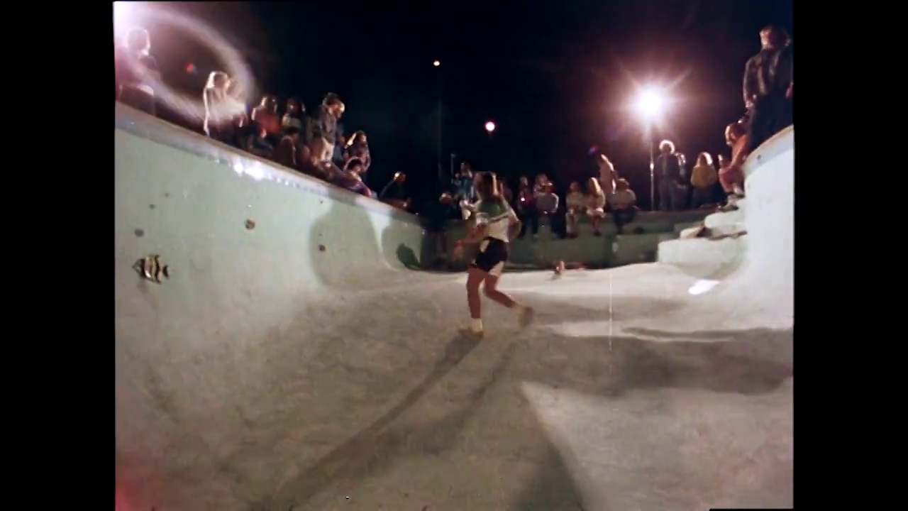 人们在晚上在空游泳池玩滑板，加利福尼亚;1978视频下载
