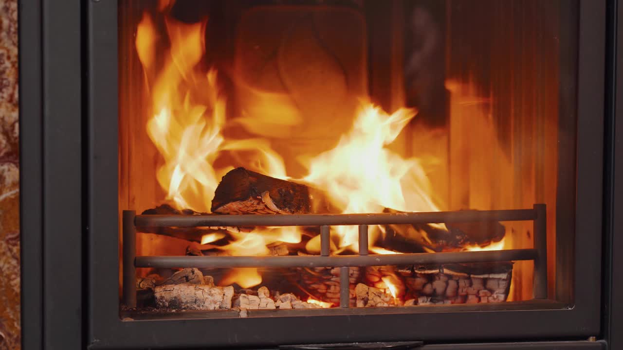 在壁炉里燃烧着火焰。特写壁炉与中等大小的火焰视频素材