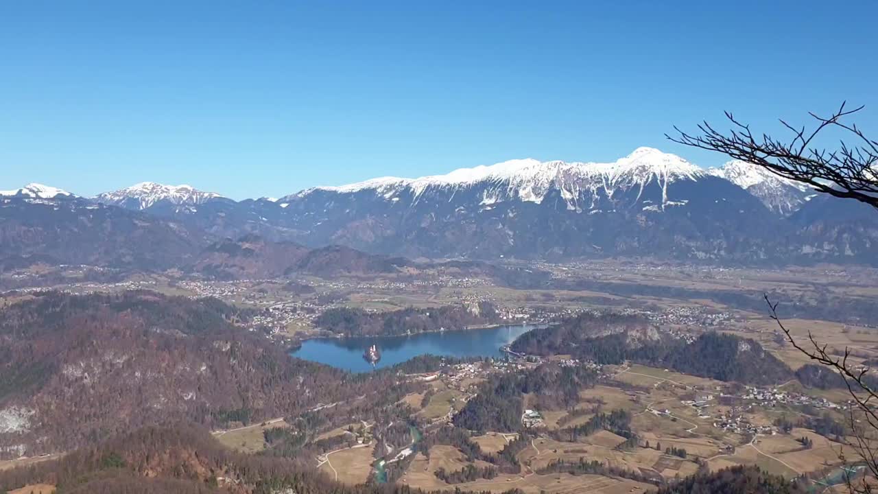 湖从朱利安阿尔卑斯和卡拉旺克的高处流出来视频下载
