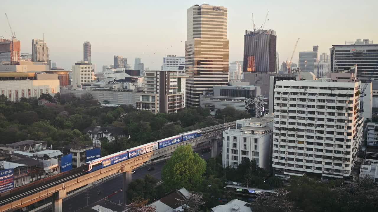 曼谷早上日出在Phayathai路，从空中看bts的空中列车去暹罗视频下载
