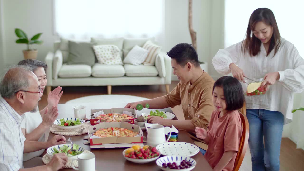 亚洲家庭在舒适之家共进午餐视频下载