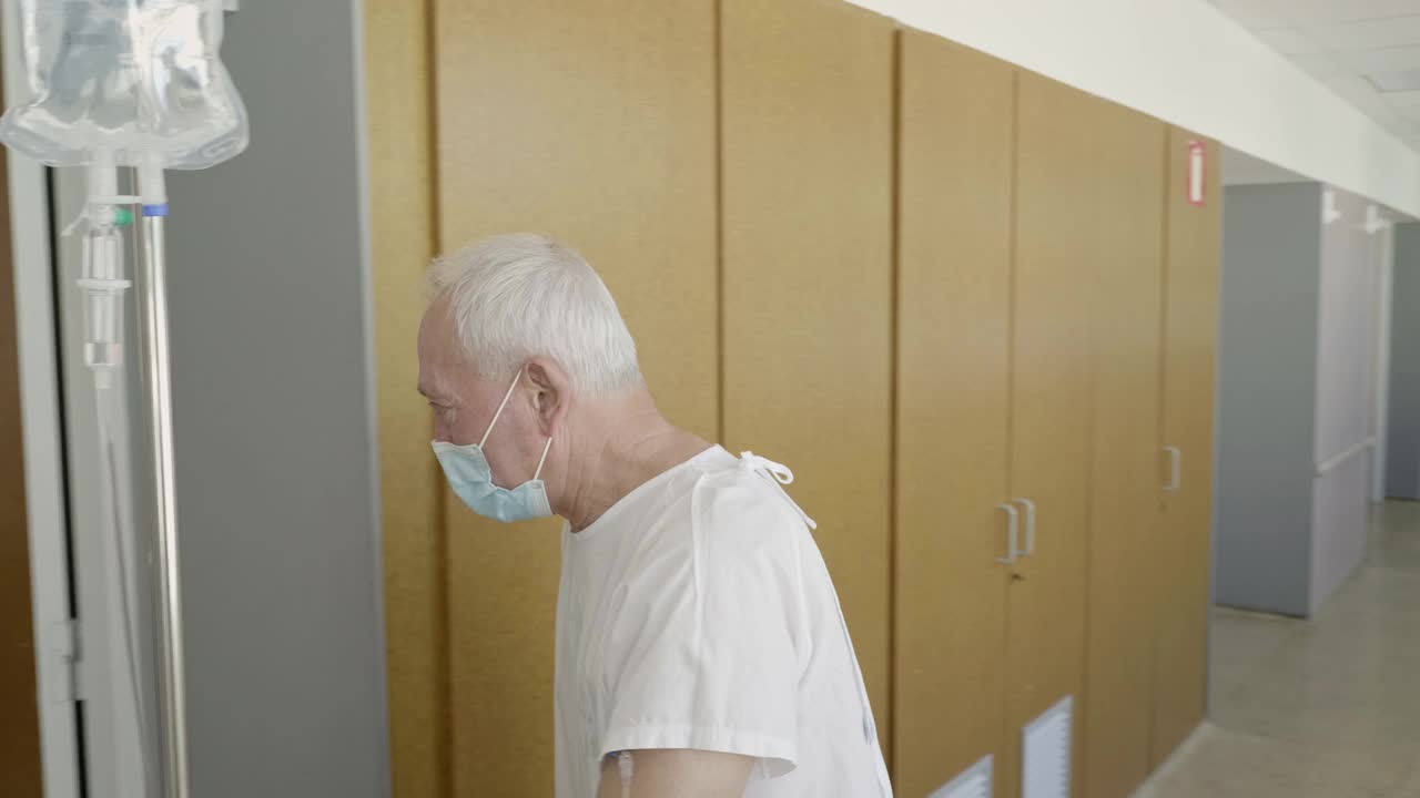 老年病人走路和静脉滴注站在医院视频下载