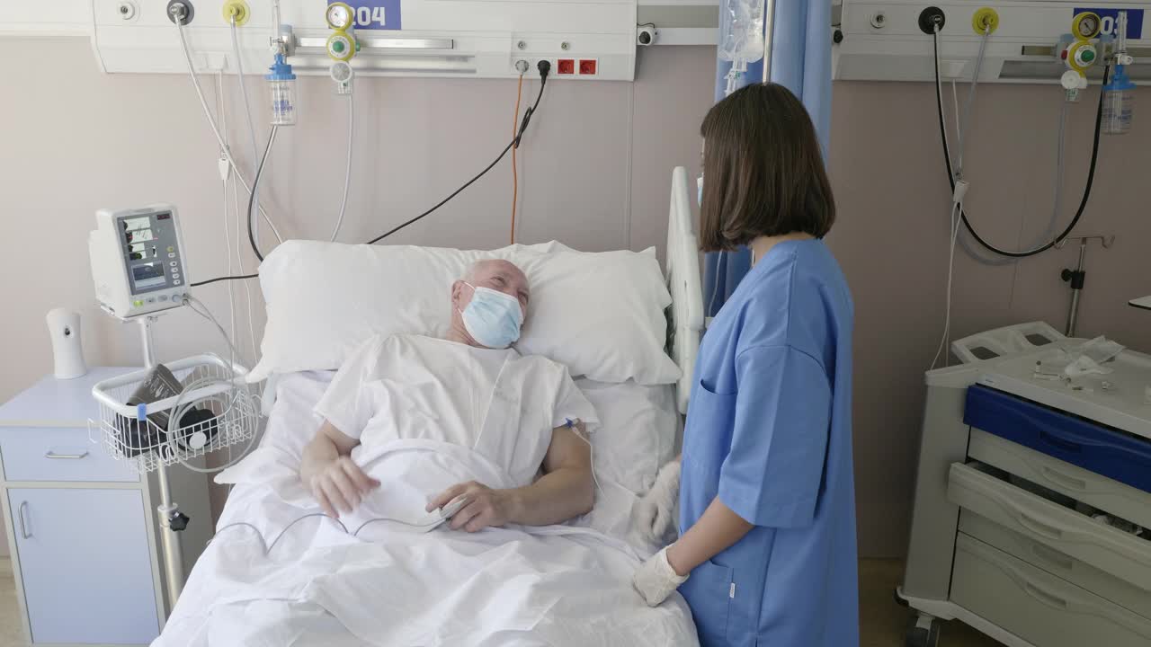 护理一名冠状病毒感染患者的女护士视频素材