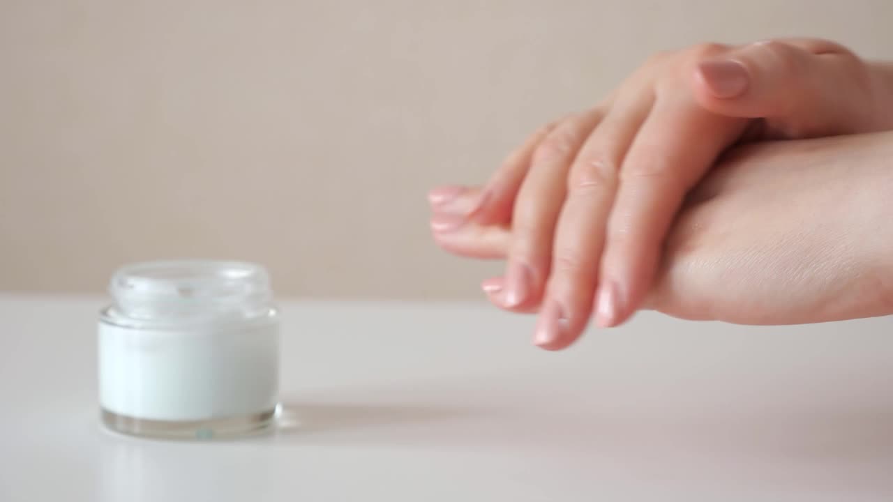 不认识的女人用奶油涂抹双手，慢镜头视频下载