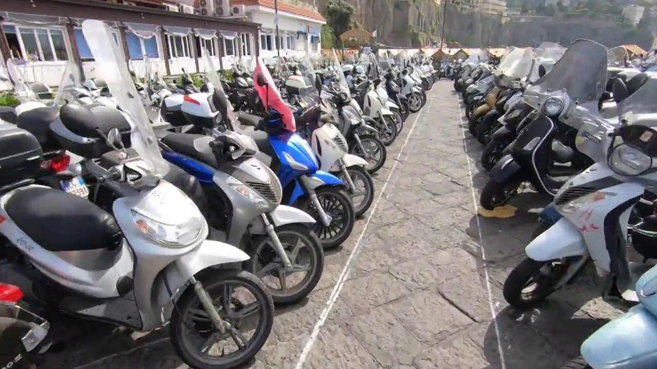 欧洲意大利索伦托村的滑板车和摩托车停车场。视频下载