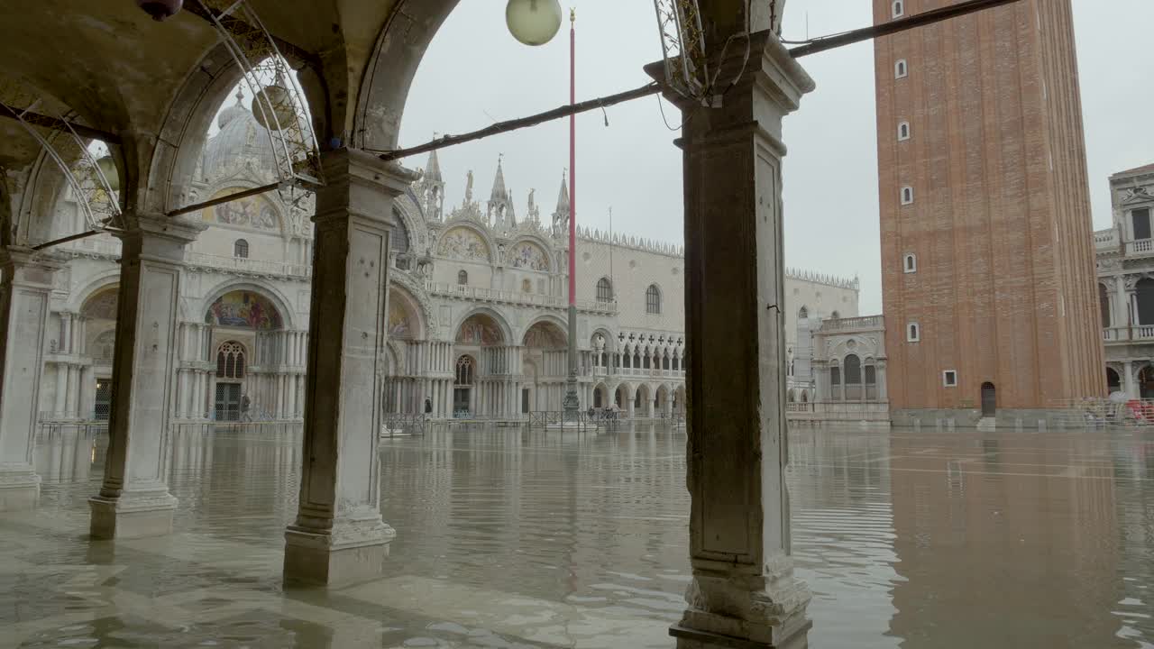 被洪水淹没的圣马可广场，圣马可大教堂和圣马可钟楼视频素材