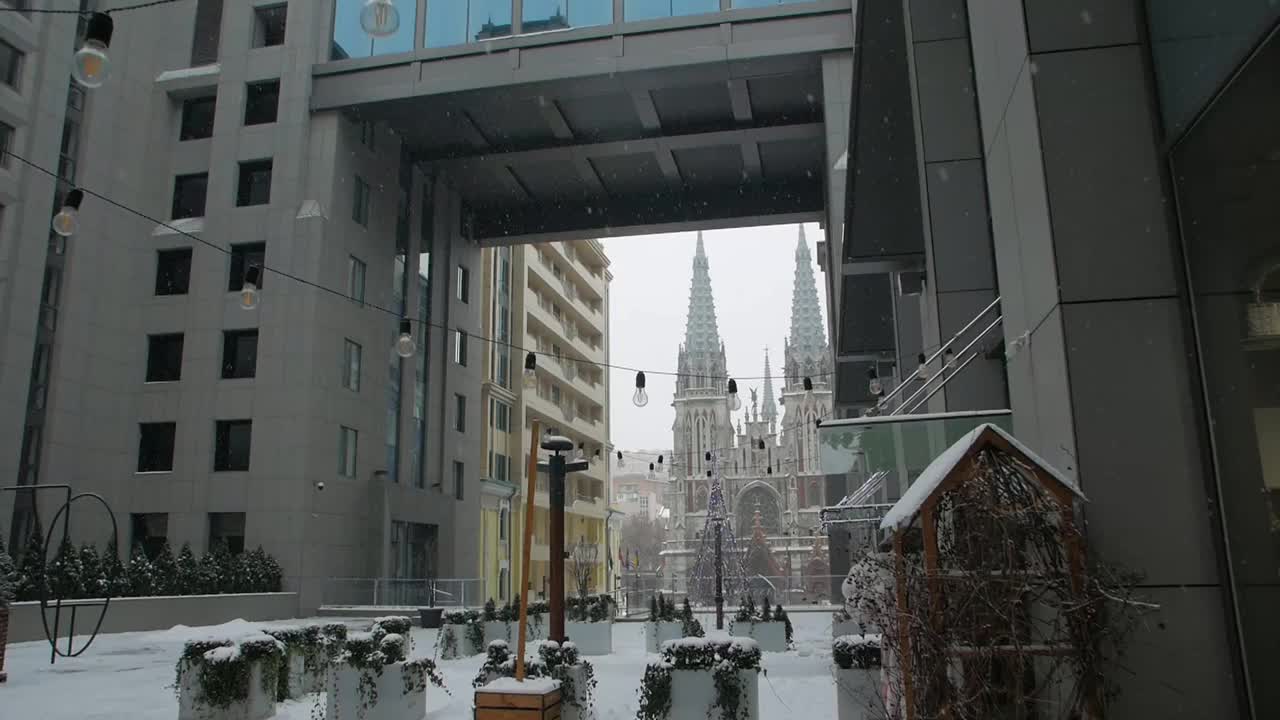 现代建筑和天主教教堂外观视频素材