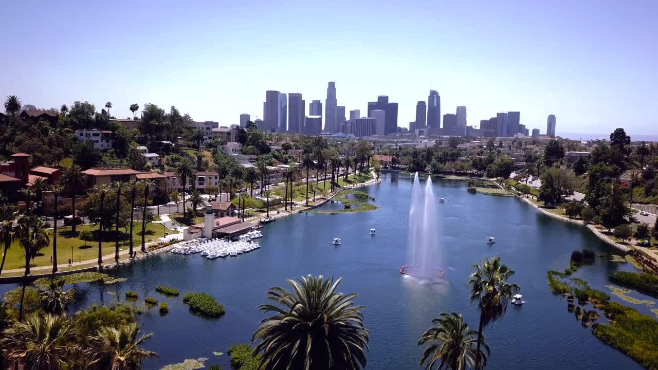 4K无人机洛杉矶市中心和回声公园的视频作为稳固的镜头视频下载