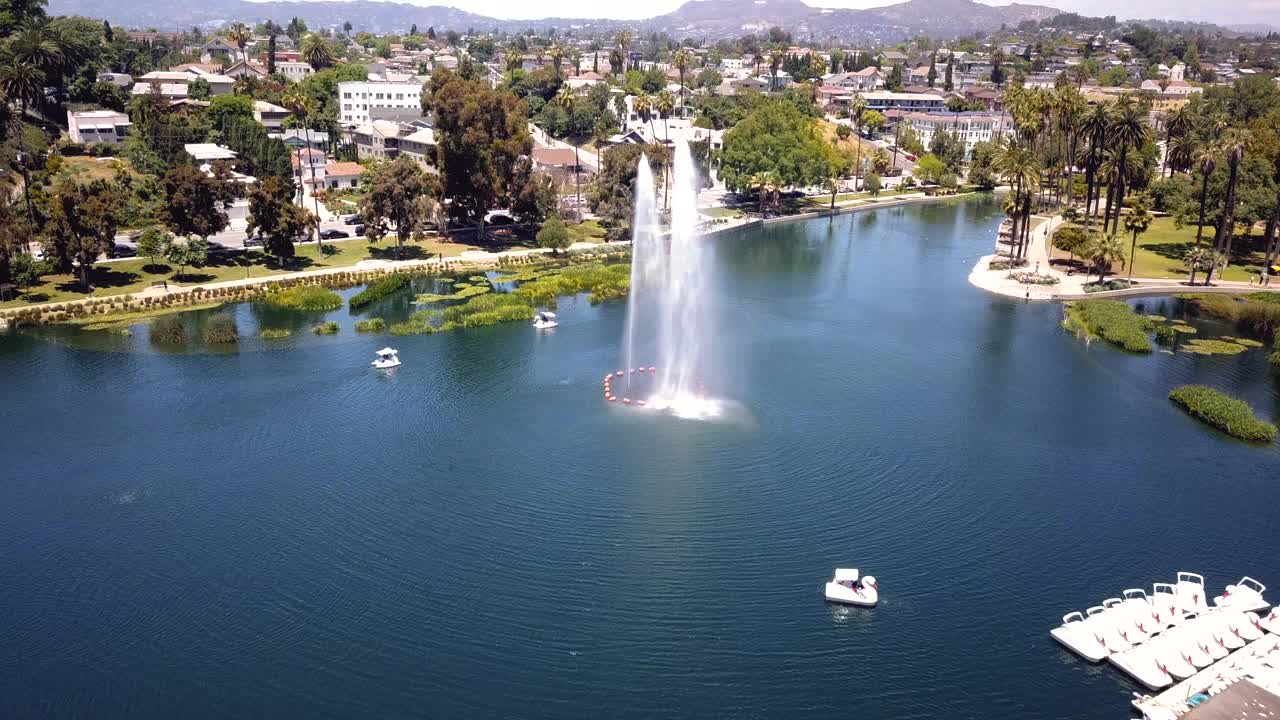4K无人机洛杉矶市中心和回声公园的视频作为稳固的镜头视频素材