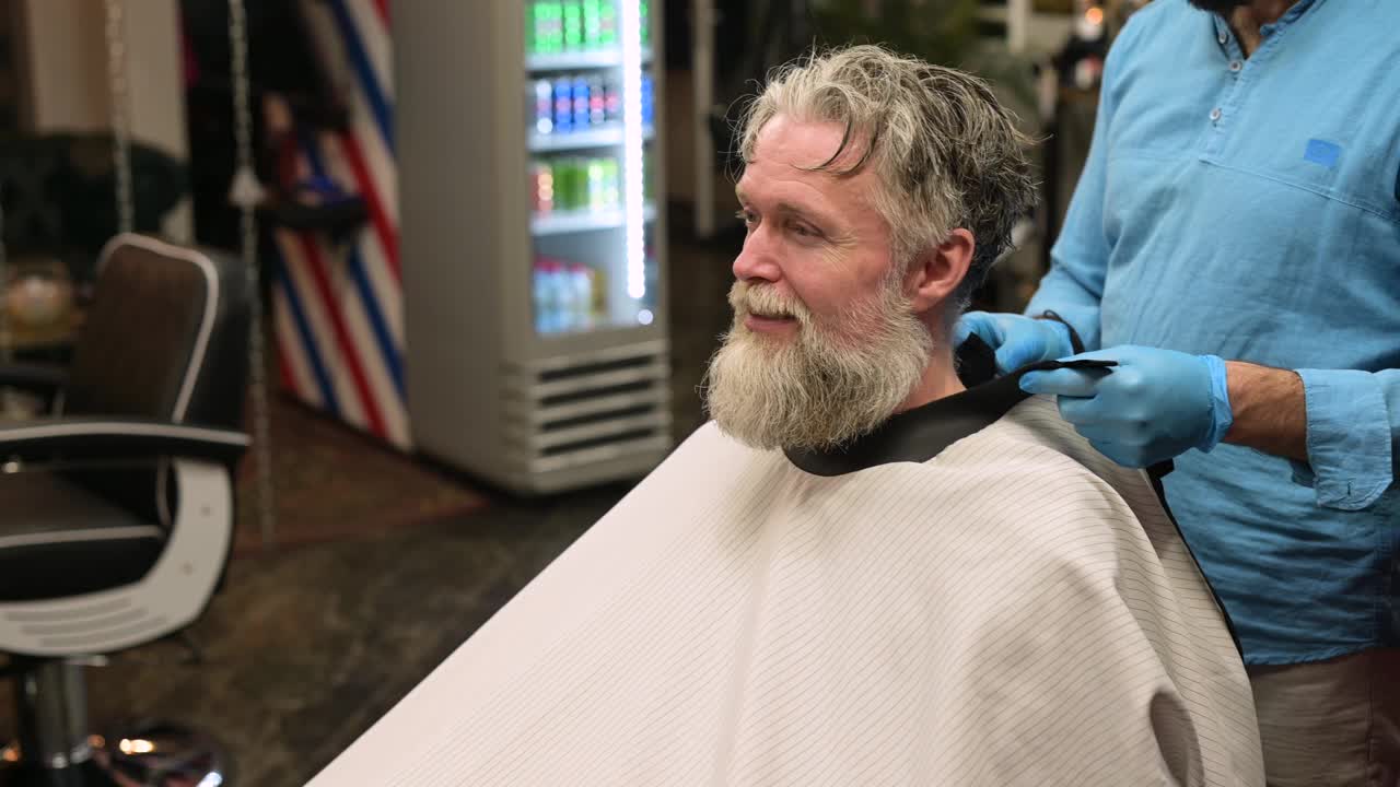 头发花白的男人在理发店等待理发视频素材