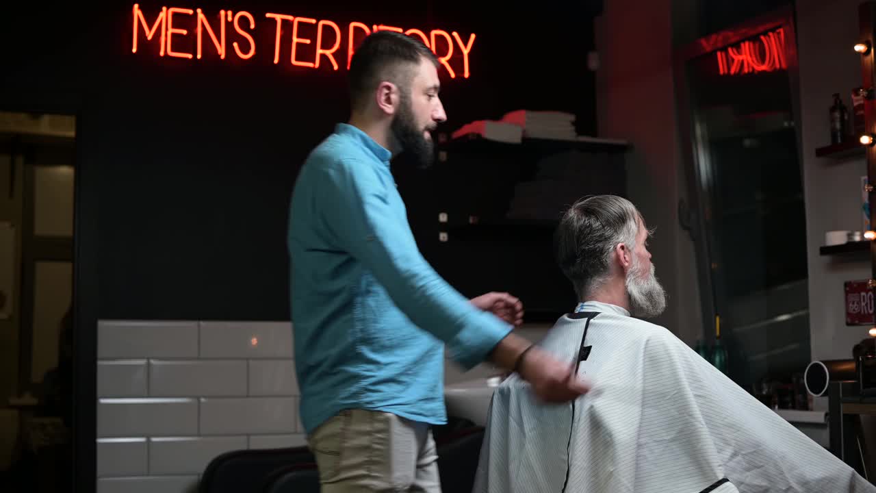 在理发店里给顾客剪白发的过程。男人的领地视频素材