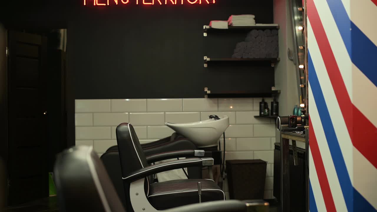 主人邀请客户坐在椅子上理发和剃胡子视频素材