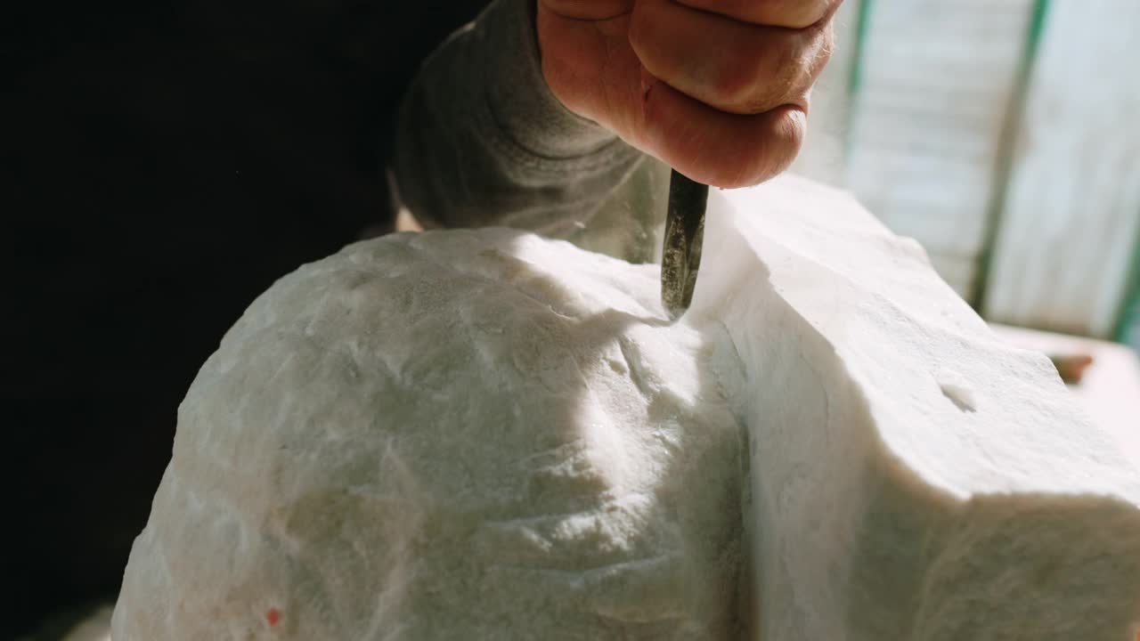男性雕塑家的手用凿子在他的工作室雕刻雕塑视频下载