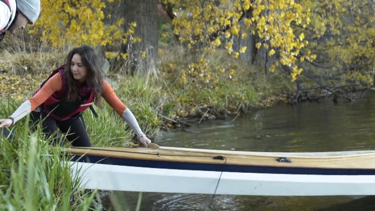 夫妇准备皮划艇户外瓦卡蒂普奥塔哥湖视频下载