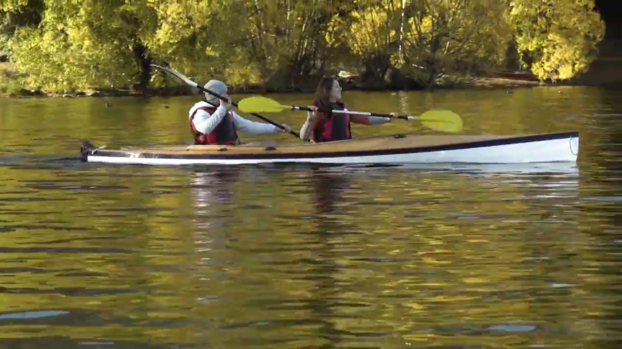 男男女女在瓦卡蒂普湖上划皮划艇视频下载