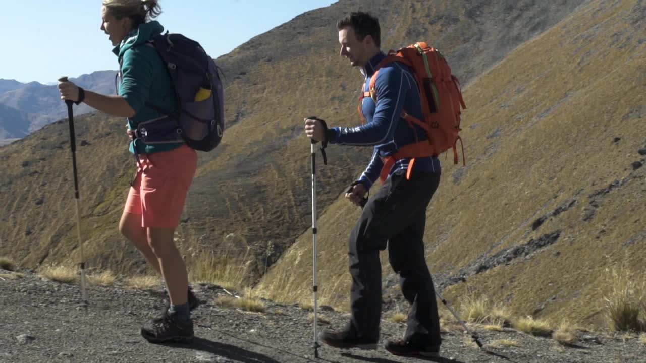 男性和女性徒步旅行者北欧行走的新西兰视频下载